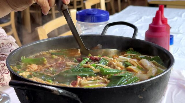 보글보글 끓는 망치매운탕 - 국자로 섞는 한국 매운탕 슬로우 모션