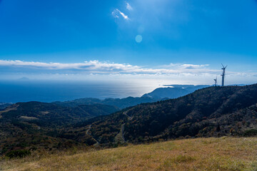 高原から見下ろす海