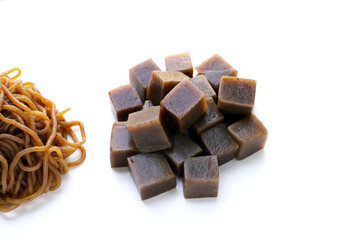 Konjac noodles mixed with seaweed