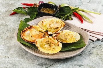 Griiled scallops in shell with cheese