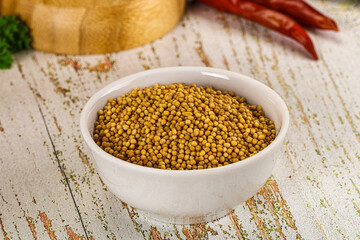 Dry mustard seeds in the bowl