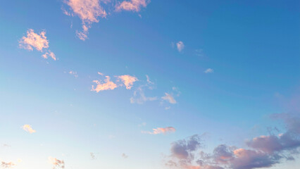 ピンクの雲と青い空　夕暮れ時　日本の空