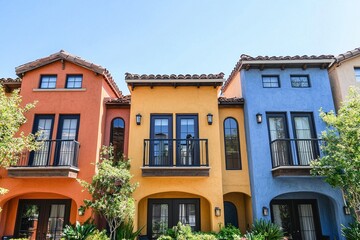 Fototapeta premium Bunte Häuser in einem Südländischen Urlaubsresort 