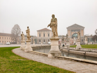 Obraz premium Italia, Veneto, la città di Padova, piazza Prato della Valle con nebbia.