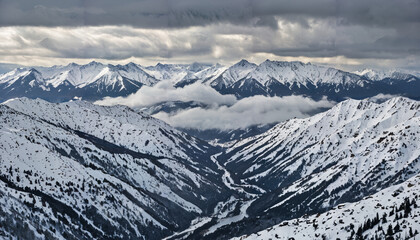 Obraz premium Vallée enneigée sous un ciel nuageux