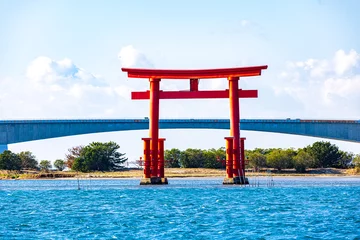 Selbstklebende Fototapeten 静岡県　浜名湖に浮かぶ鳥居  © スプやん