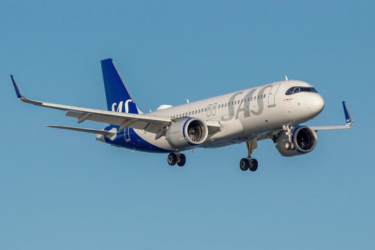 Aeropuerto de Gran Canaria. Avi&oacute;n de l&iacute;nea Airbus A320  de la aerol&iacute;nea SAS Scandinavian Airlines aterrizando.
