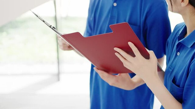 打ち合わせをする介護士