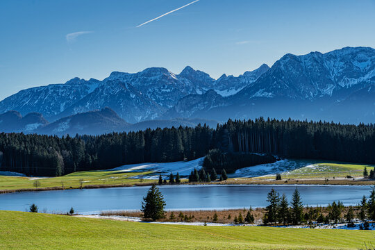 Ostallg&auml;u mit vereistem Attlesee bei erstem Schnee
