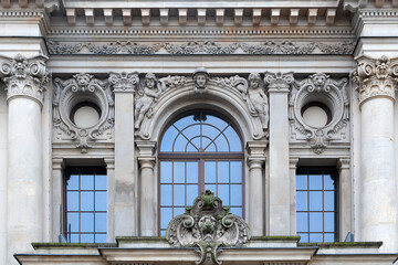 Obraz premium Fragment of old building facade with lion head in Wroclaw, Poland