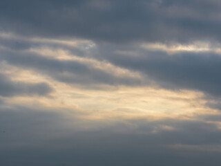 冬の早朝 雲から光がのぞく01