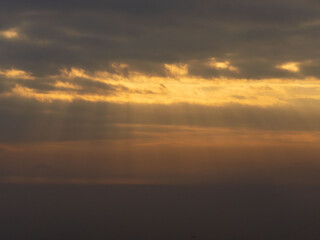 冬の早朝 雲から光がのぞく03