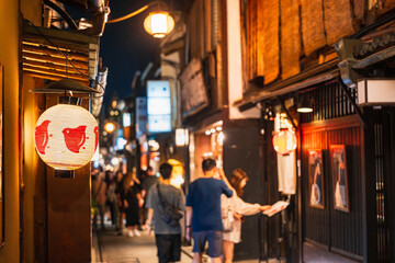 京都　夜の先斗町