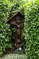 Jesus am Kreuz in Holz geschnitzt