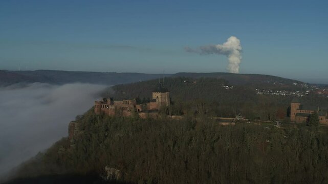 Nideggen Panoramavideo aus der Luft. Burg Nideggen &uuml;ber den Wolken.