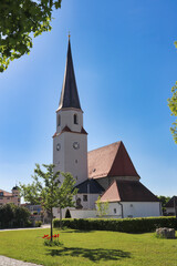 Alte Dorfkirche von blauem Himmel