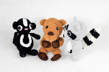 Drei geh&auml;kelte Stofftiere: Biber, Stinktier und Waschb&auml;r