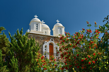 Postkartenmotiv der typisch weissen Kirchtürme der Klosterkirche von Koroni auf dem Peloponnes...