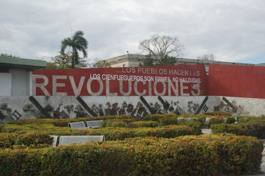 murs de la Havane &agrave; Cuba qui servent de support &agrave; la glorification du r&eacute;gime et de l'hitoire castriste &agrave; travers l'image du Che Guevara et du mot revolucion 