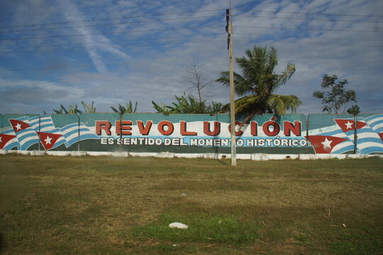 murs de la Havane &agrave; Cuba qui servent de support &agrave; la glorification du r&eacute;gime et de l'hitoire castriste &agrave; travers l'image du Che Guevara et du mot revolucion 