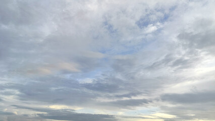Fototapeta premium Soft blue cloud background and beautiful blue sky in the afternoon sun at sunset
