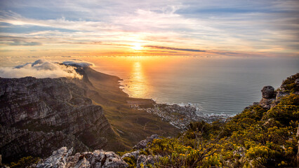 Obraz premium Beautiful view over the mountains and atlantic at sunset from Table Mountain in Cape Town in South Africa