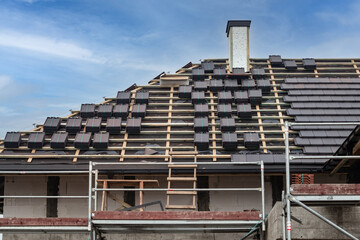 Budowa domu. Układanie dachówki. Building a house. Laying tiles © jarizPJ