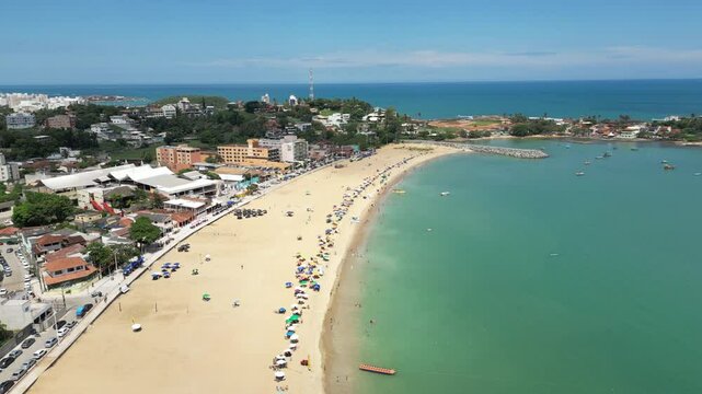 Imagem a&eacute;rea da praia de Meaipe pr&oacute;ximo as praias de Peracanga, Guaibura e Bacutia no bairro tamb&eacute;m conhecido como Enseada Azul, na cidade tur&iacute;stica de Guarapari no Esp&iacute;rito Santo, Brasil.