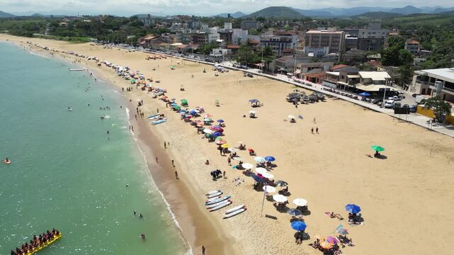 Imagem a&eacute;rea da praia de Meaipe pr&oacute;ximo as praias de Peracanga, Guaibura e Bacutia no bairro tamb&eacute;m conhecido como Enseada Azul, na cidade tur&iacute;stica de Guarapari no Esp&iacute;rito Santo, Brasil.