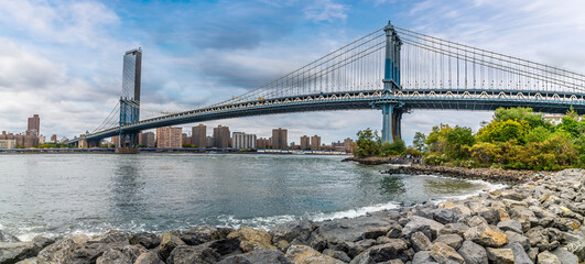 A view on the shore beside the Manhattan bridge in New York, in the fall