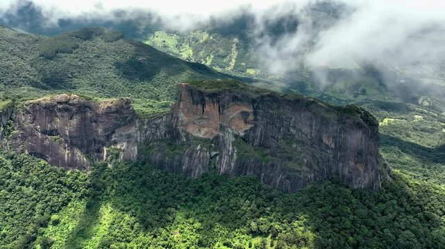 Imagem a&eacute;rea da Pedra do Ba&uacute;, localizada S&atilde;o Bento do Sapuca&iacute;. Regi&atilde;o da Serra da Mantiqueira.