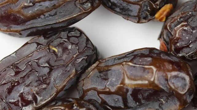 tas de Dattes Medjoul, isol&eacute;es su un fond blanc