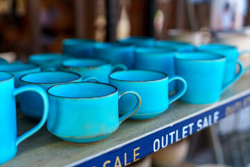 鮮やかなブルーのカップが並ぶ棚
Vivid Blue Cups Arranged on a Shelf