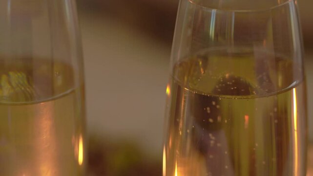 vid&eacute;o avec zoom avant sur deux coupes de champagnes, &eacute;clairage &agrave; la bougie, pour une ambiance de f&ecirc;tes et de partages