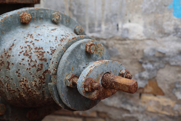 Ein Altes Absperrventil von einem ehemaligen Wasserturm.