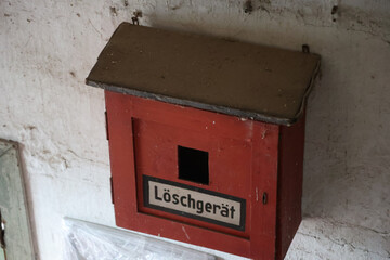 Ein Kasten für Löschgeräte.