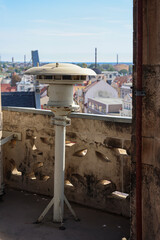 Eine Sirene auf einem Turm.