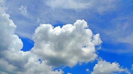 Obraz premium Blue sky and white cloud, daytime sky, sky background.