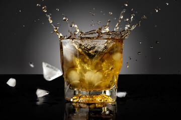 Caída de hielo en whisky