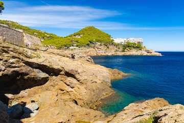 Vista del Cap Sa Sal con acantilados rocosos, mar azul y vegetación, Costa Brava, Cataluña, España.
