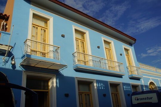maison et batiments bleus dans la ville de Trinidad &agrave; Cuba d'architecture coloniale espanole