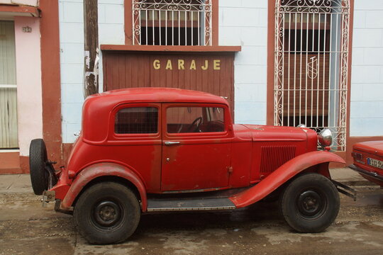 Cuba voiture am&eacute;ricaine rouge vieux tacot des ann&eacute;es 40 &agrave; la Havane