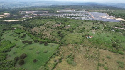 Parque solar visto a lo lejos en una zona montañosa 