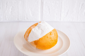 クリームたっぷりマリトッツオ