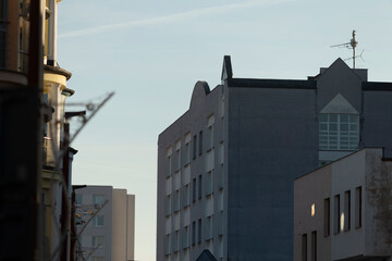 Facade of a residential building with windows, showcasing modern urban design. The architecture reflects functionality and aesthetics, blending seamlessly into the urban landscape.