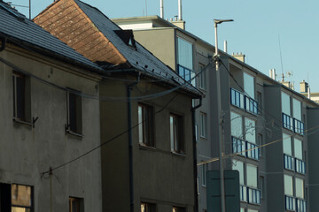 Facade of a residential building with windows, showcasing modern urban design. The architecture reflects functionality and aesthetics, blending seamlessly into the urban landscape.