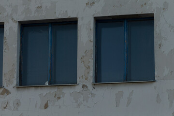Facade of a residential building with windows, showcasing modern urban design. The architecture reflects functionality and aesthetics, blending seamlessly into the urban landscape.