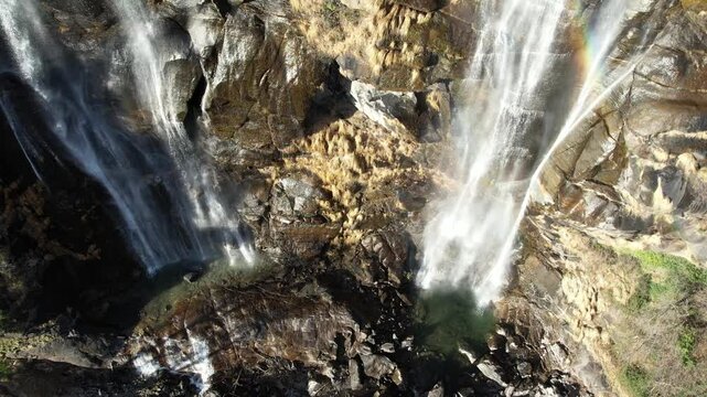Acqua di cascata