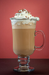 Cappuccino, bebida quente a base de café e chocolate