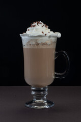 Cappuccino, bebida quente a base de café e chocolate